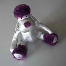 Peluche Chien argent et violet DOUGLAS 2009 Taille 25 cm