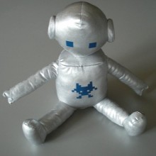 Peluche Robot gris assis CELIO Taille 23 cm