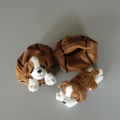 Deux peluches Chiots marron et blanc CP International Taille 16 cm