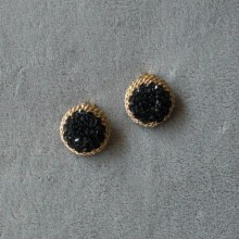 Boucle d'oreille noire et or avec perles et triple chaine