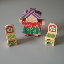 Jouet : Une poupée en carton et deux chaises en bois