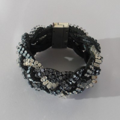 Voorzichtig Uitgaven studio Un bracelet série limitée modèle manchette de marque Daniel Swarovski.