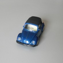 Miniature VW 1303 Coccinelle Cabrio bleu capotée 1:36