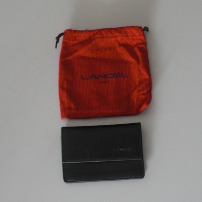Un porte-cartes de visite en cuir lisse de couleur noir de ...