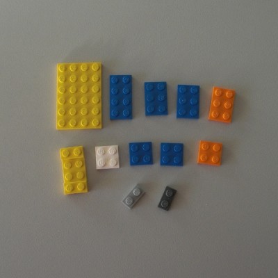 Un lot de brique 12 pièces pour faire des fabrications de marque Lego.