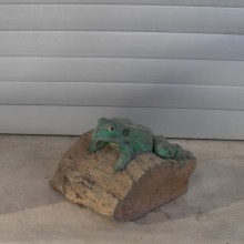 Une grenouille sur socle en bois Taille 13 cm