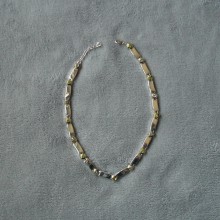 Collier chromé avec strass vertes