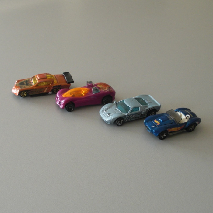 Un lot de quatre miniatures de la marque Hot wheels différents modèles