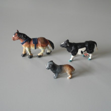 Trois figurines : Cheval, Vache et Chien Saint Bernard