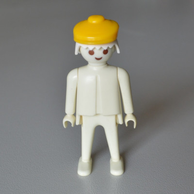 PLAYMOBIL Un béret a petite visière jaune 30054900