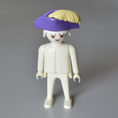 PLAYMOBIL Un tricorne a plume violet et blanc