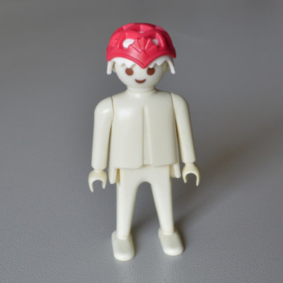 PLAYMOBIL Un bonnet filet rouge