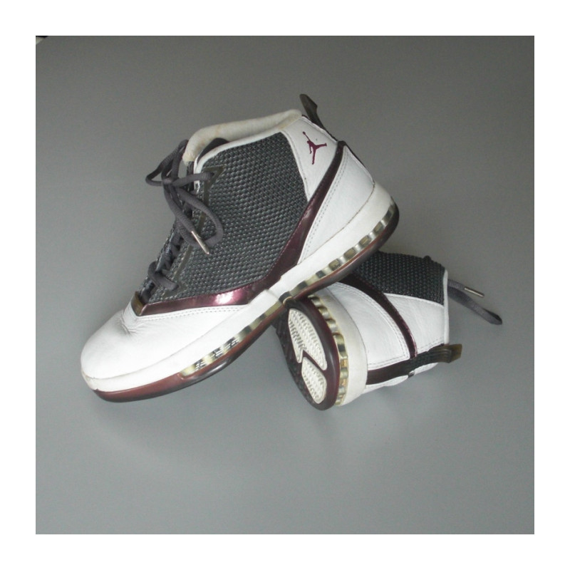 Une paire de baskets homme blanc et gris marque JORDAN de 2001 en T 41