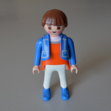 Un personnage : Garçon avec un t-shirt ESCOLA de la marque : PLAYMOBIL