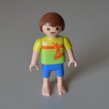 PLAYMOBIL Garçon avec t-shirt ESCOLA en Jaune Vert et Bleu