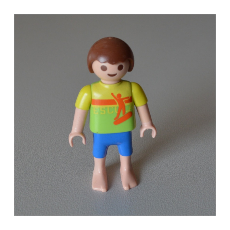 Un personnage : Garçon avec un t-shirt ESCOLA de la marque : PLAYMOBIL