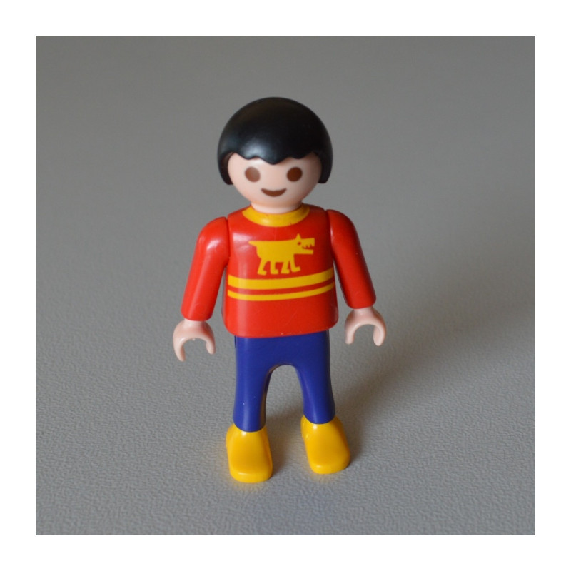 Un personnage : Garçon avec un t-shirt ESCOLA de la marque : PLAYMOBIL