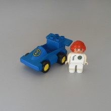 Voiture de course N° 2 avec son pilote LEGO