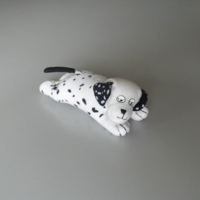 Une peluche modèle chien dalmatien couleur blanc et noir taille 15 cm.