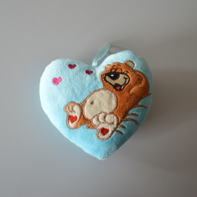 Une peluche enfant modèle : Coussin en forme de coeur en taille 14 cm.