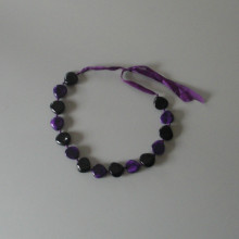 Collier en pierre noires et violettes