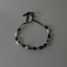 Collier en pierre noires et blanches