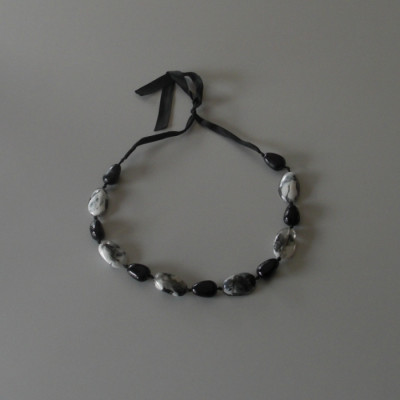 Collier en pierre noires et blanches