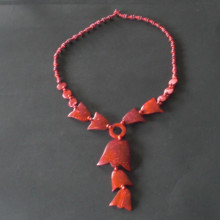 Collier en bois rouge