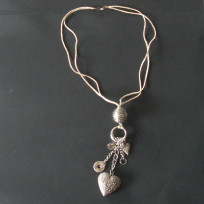 Collier fantaisie avec coeur en métal