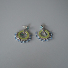 Boucles d'oreilles couleur vert a perles bleues