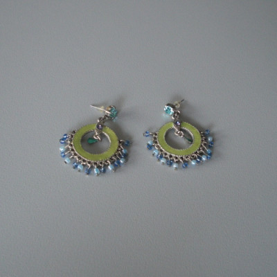 Boucles d'oreilles couleur vert a perles bleues