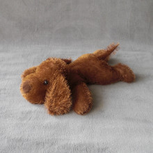Peluche chien couché marron Taille 36 cm