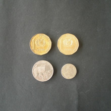 4 pièces 10 et 25 centavos et 1 Peso Rép. Dominicaine de 1981-1997