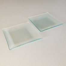 Deux assiettes carrées en verre