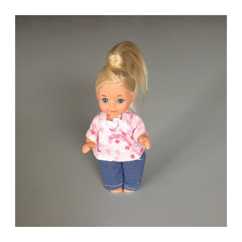 Un jouet pour fille petite poupée avec ses vêtements de marque : SIMBA