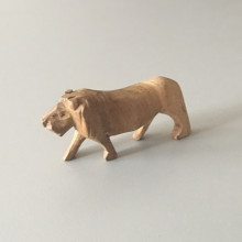 Figurine un lion en bois