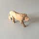 Figurine un lion en bois