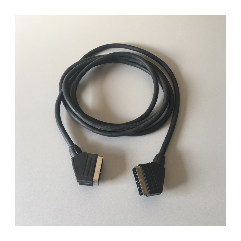 Un câble de couleur noir, modèle : Péritel d'une longueur de 3 mètres.