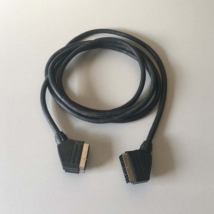 Un câble de couleur noir modèle : Péritel d'une longueur de 1,2 mètre.
