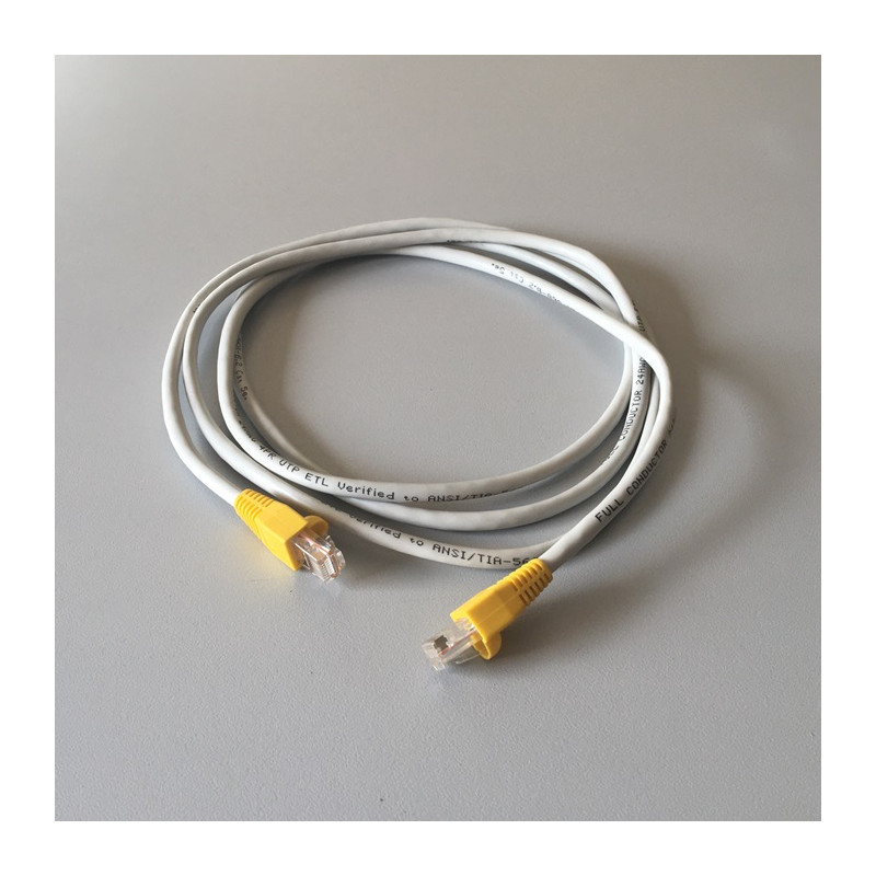 Un câble d'occasion couleur blanc modèle Ethernet 2 fiches RJ45 de 2 m