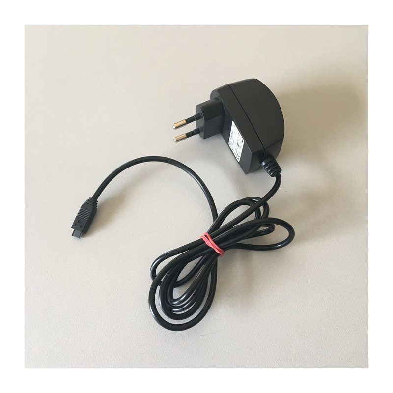 Un chargeur Input 230V et Output 5V-150mA câble 1,15m marque SOUTHWING