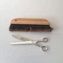 Brosse et ciseaux de tapissier