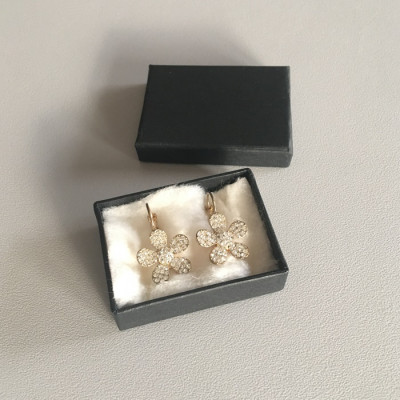 Boucles d'oreilles fleur cinq pétales avec strass blanches