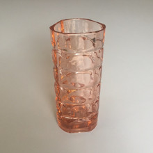 Petit vase à 3 cotés en verre rose Années 50