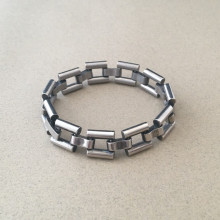 Bracelet en métal à mailles carrées