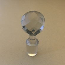 Bouchon de carafe en cristal boule a facettes grisée