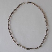 Un collier à maille longue et striée