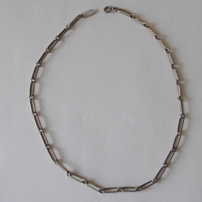 Un collier à maille longue et striée