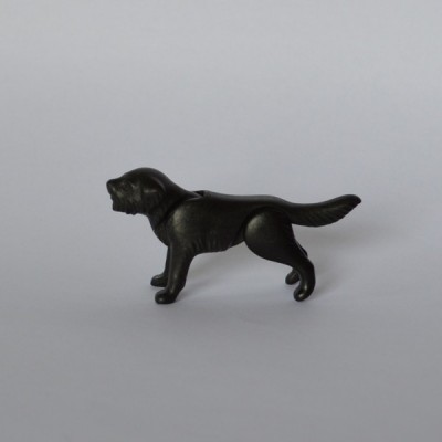 Jouet miniature de la marque PLAYMOBIL modèle un chien noir, non daté.