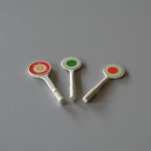 Un lot de trois panneaux de circulation Blanc PLAYMOBIL